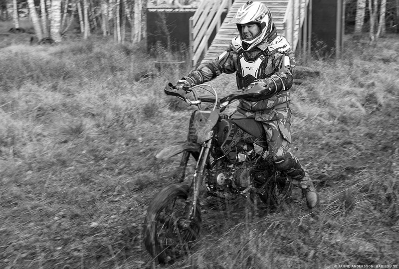 Babilou åker dirtbike