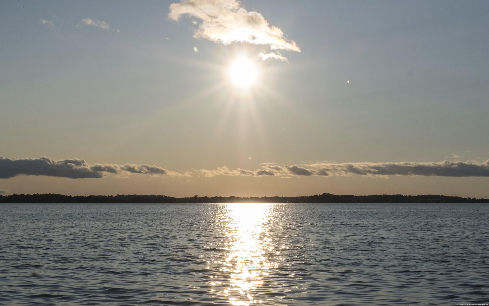 Solskenskväll över sjön | © Janne A