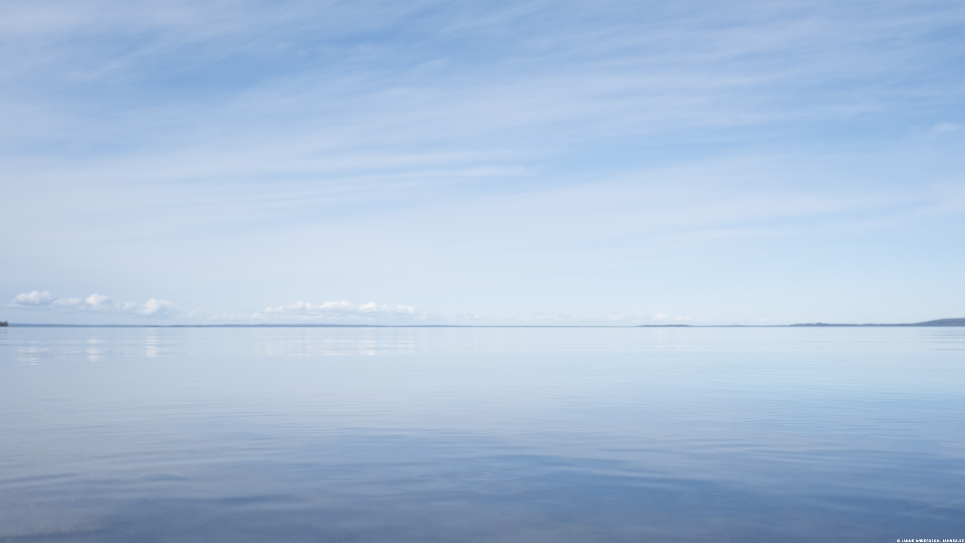 Sjön ligger alldeles stilla och fin | © Janne A