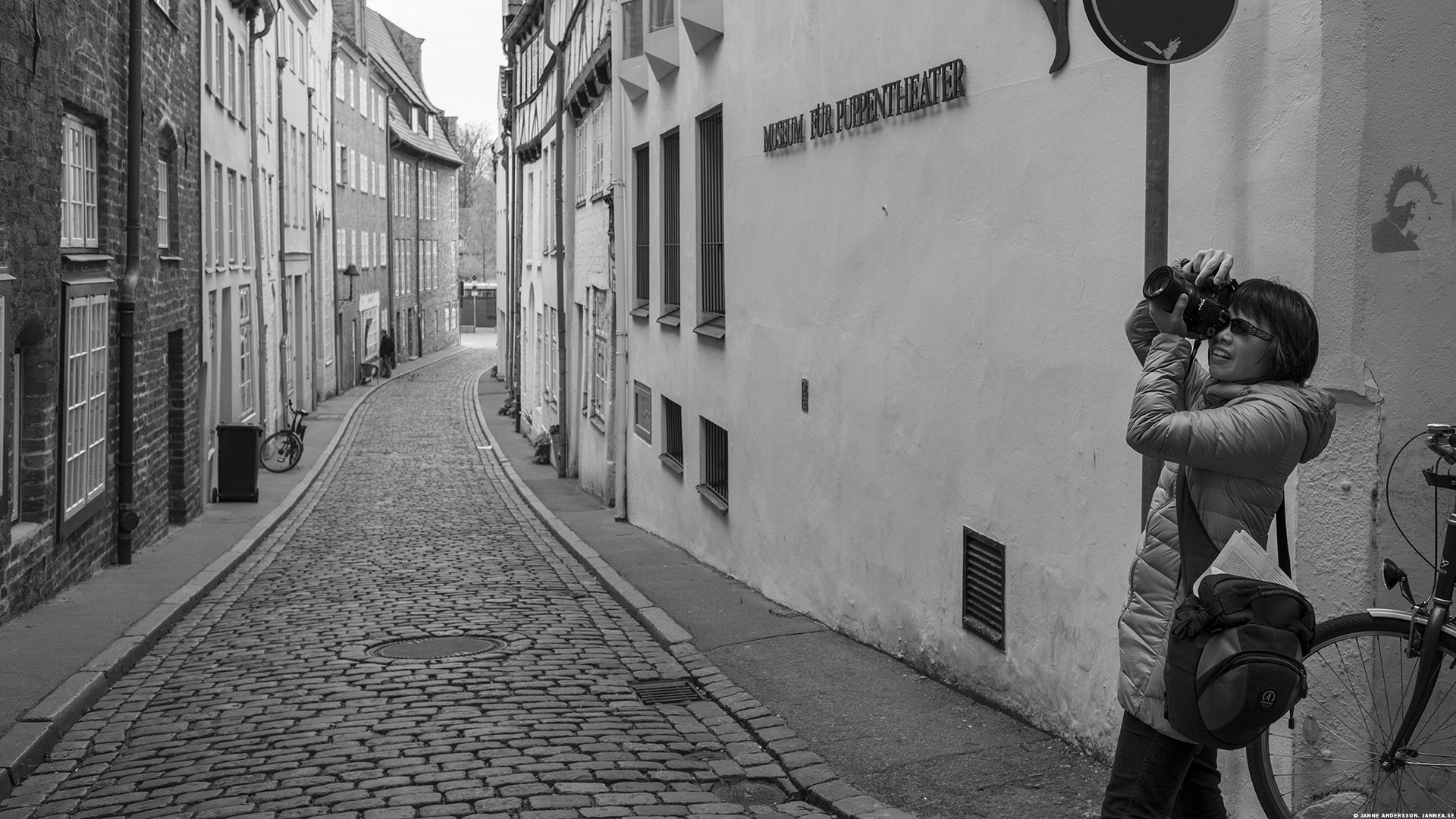 Gatuliv i Lübeck, turistfotograferar | © Janne A