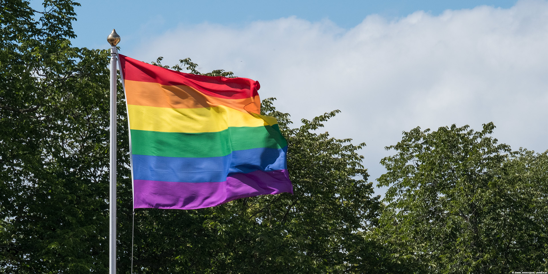 Regnbågsflagga vajar i vinden | © Janne A