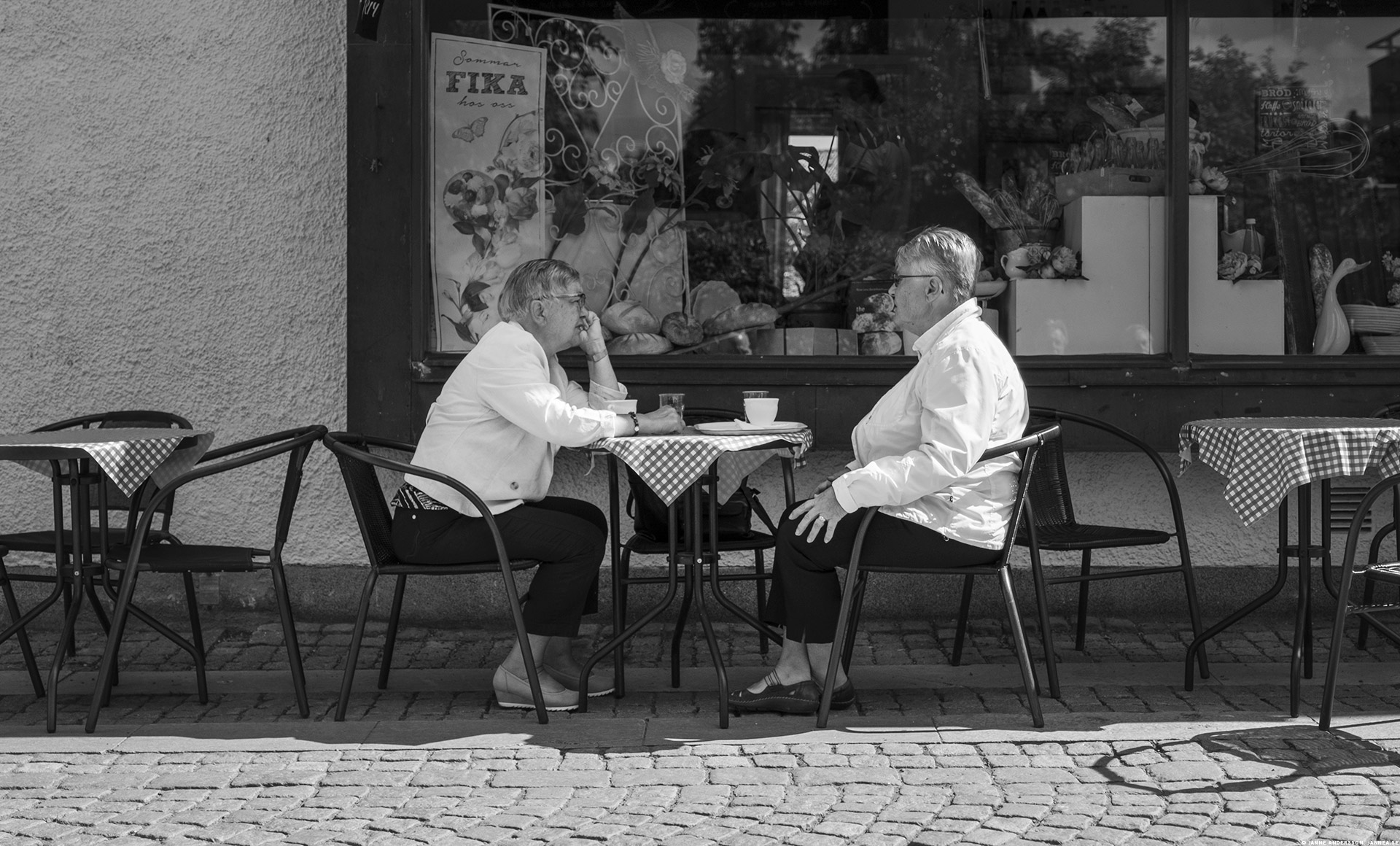 Två tanter som fikar i Vadstena | © Janne A