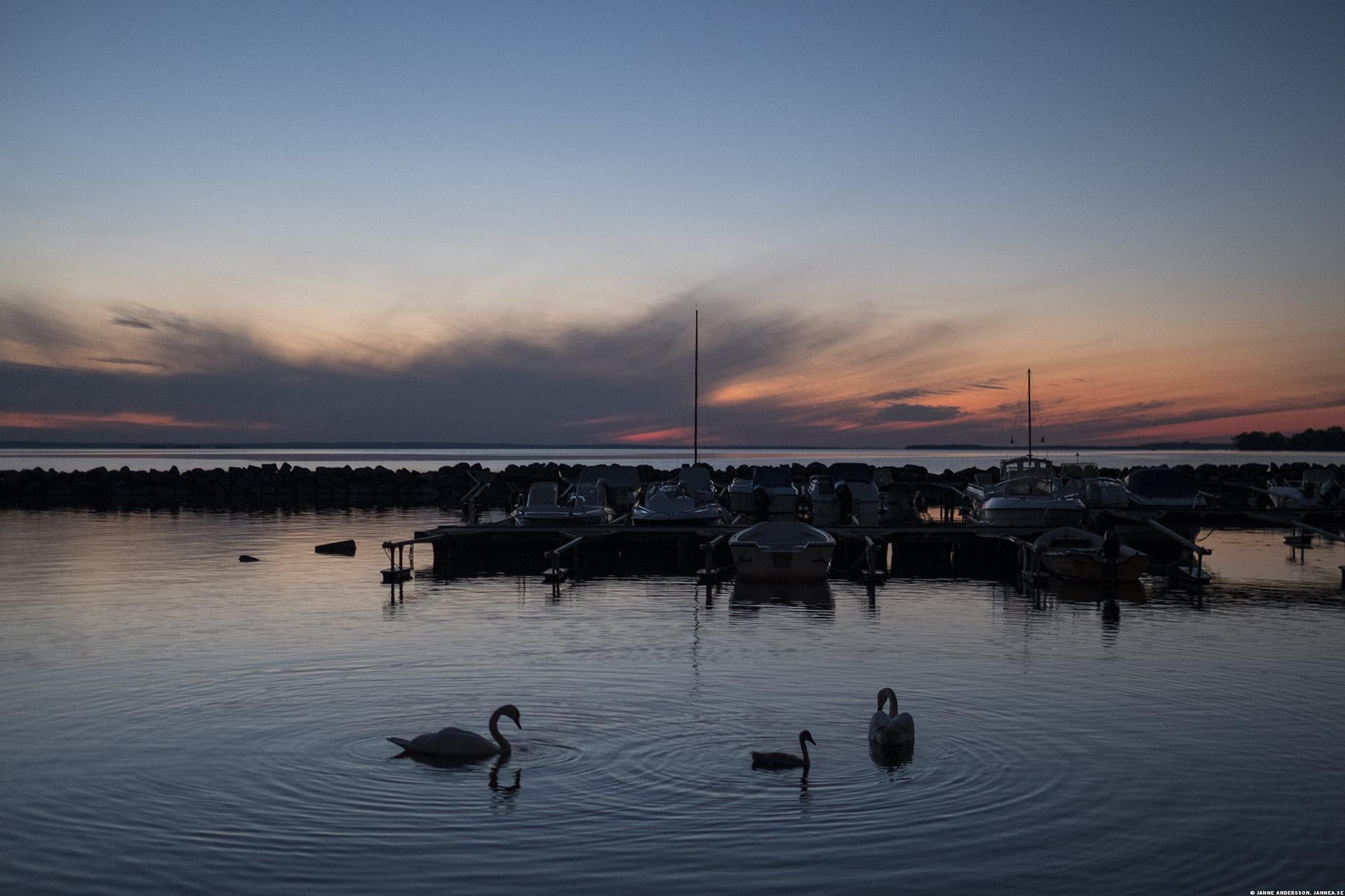 Solnedgång över småbåtshamnen i Vadstena | © Janne A