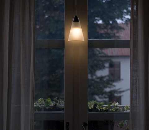 En lampa i fönstret | © Janne A