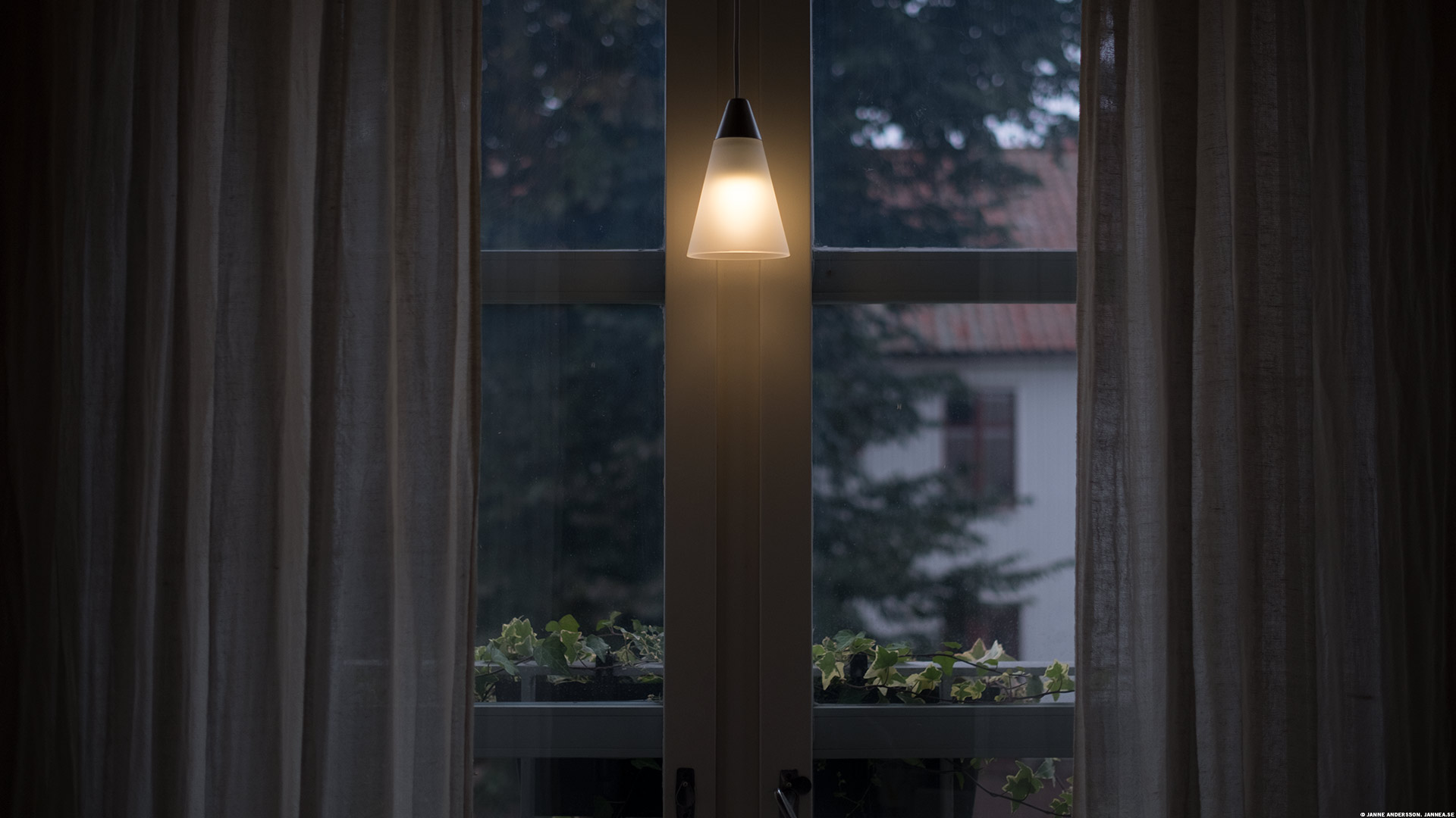 En lampa i fönstret | © Janne A