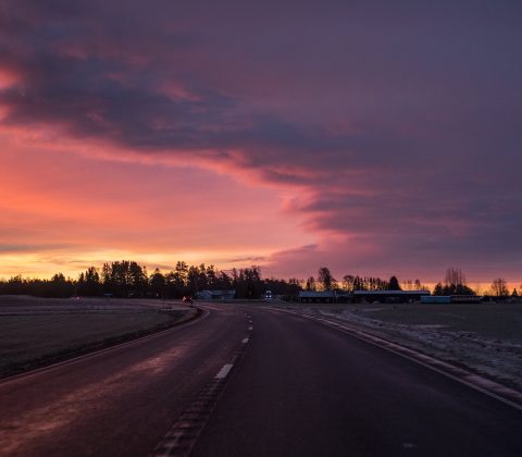 En färgglad morgonhimmel på väg till jobbet | © Janne A