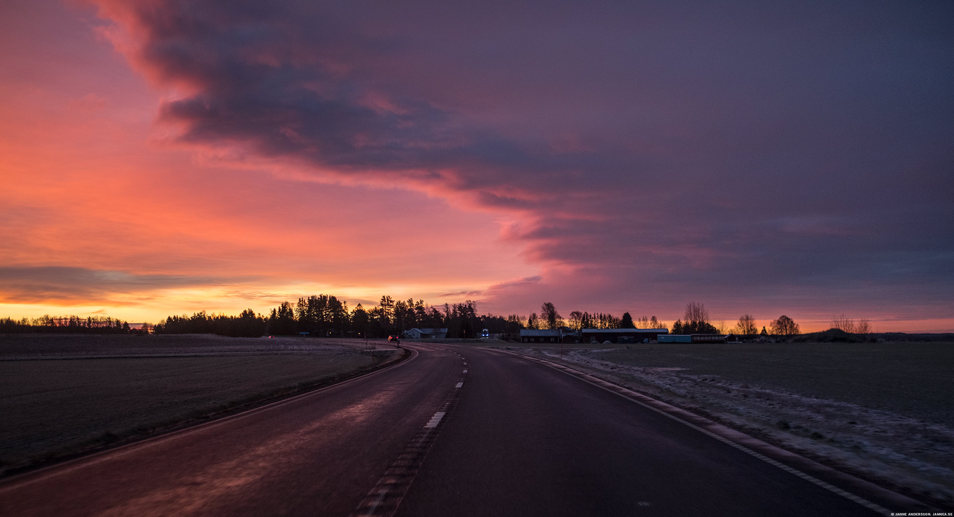 En färgglad morgonhimmel på väg till jobbet | © Janne A