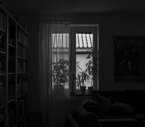 Fönster och ett mörkt rum | © Janne A