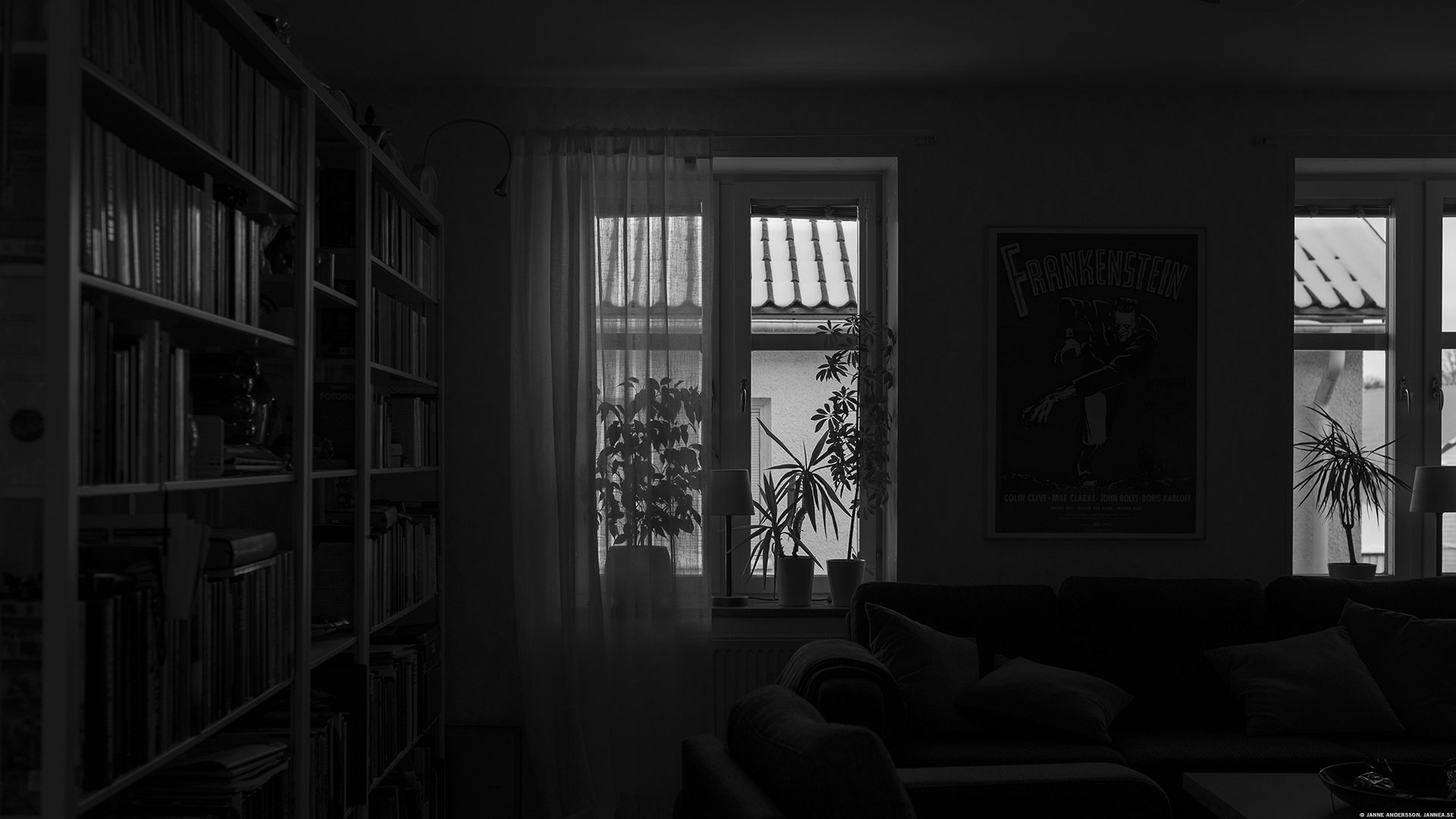 Fönster och ett mörkt rum | © Janne A
