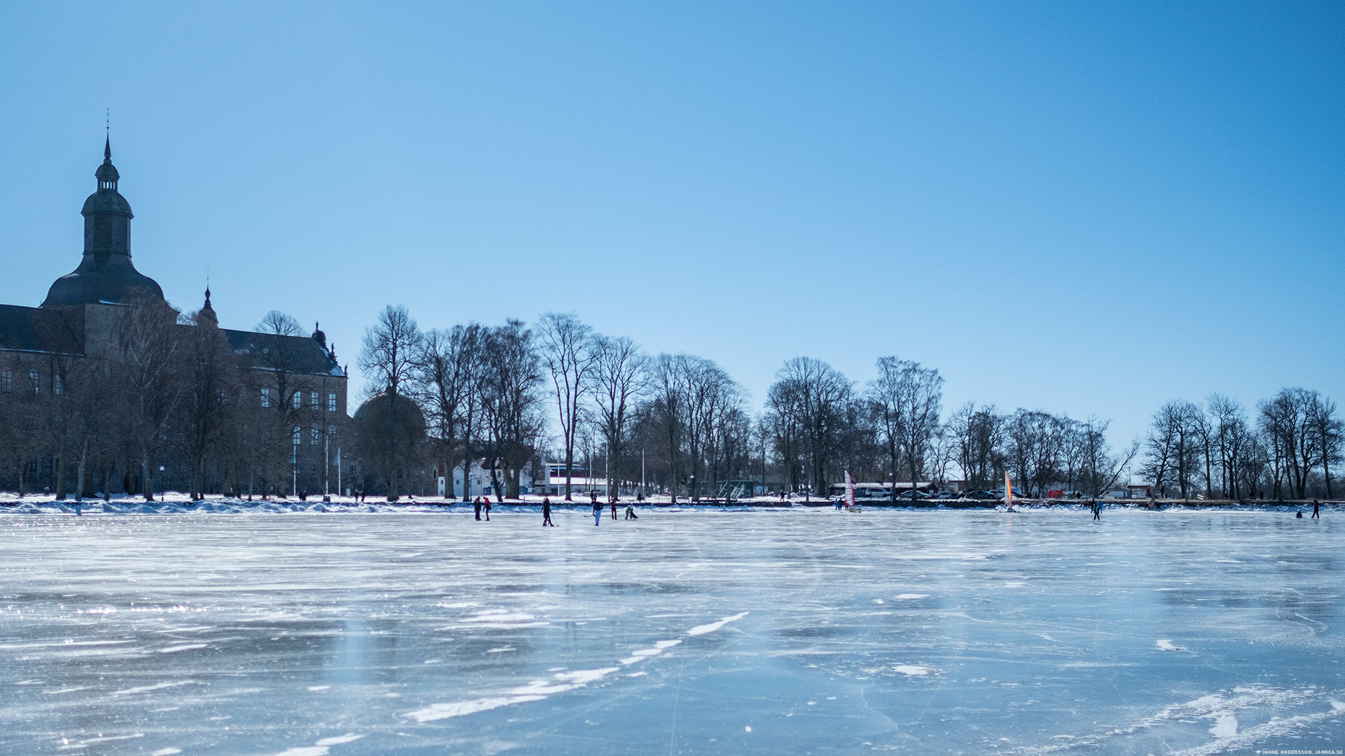 Slottet, is och folk med skridskor. Vadstena 2018 | © Janne A