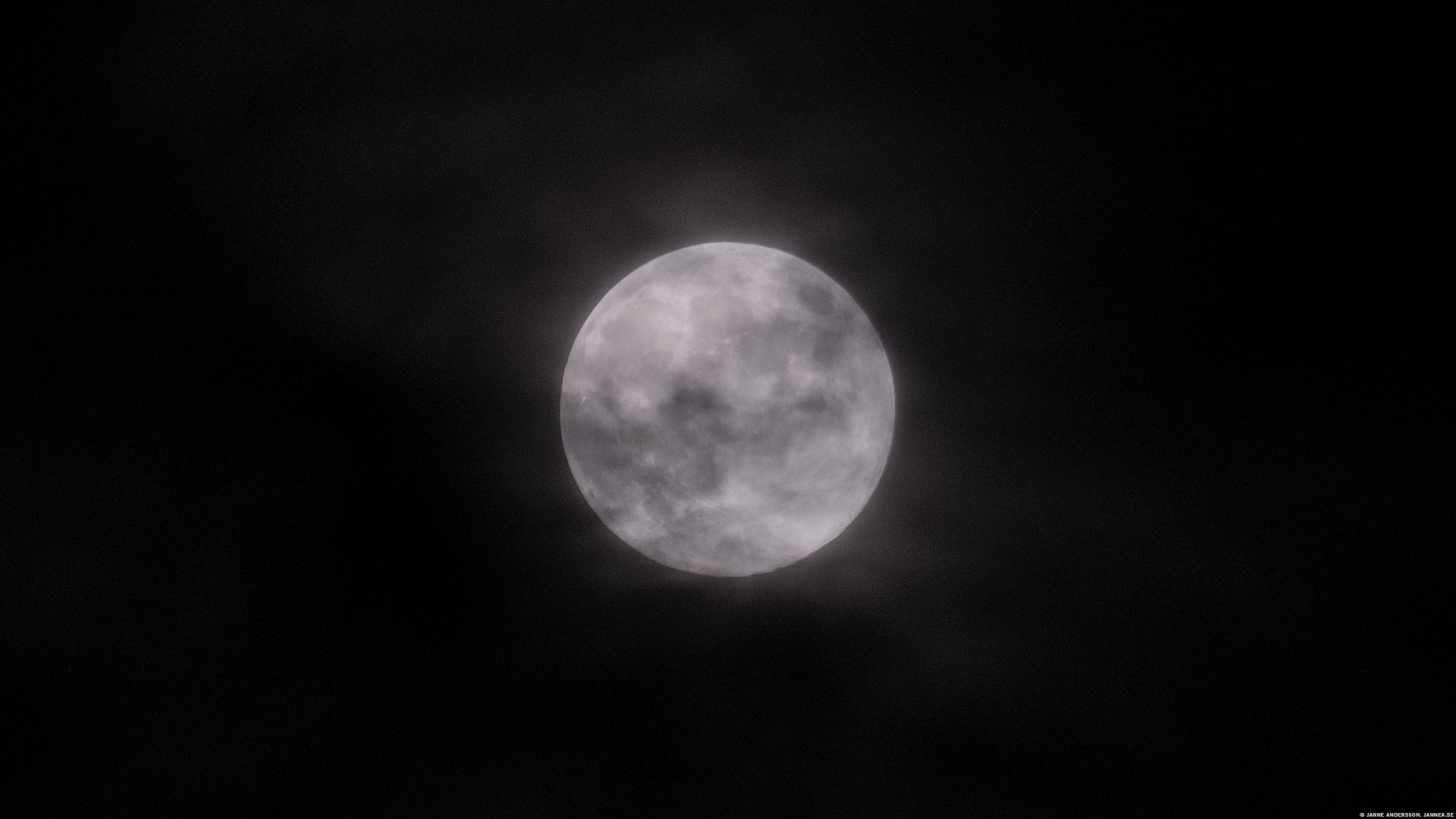 En fullmåne genom molnen | © Janne A