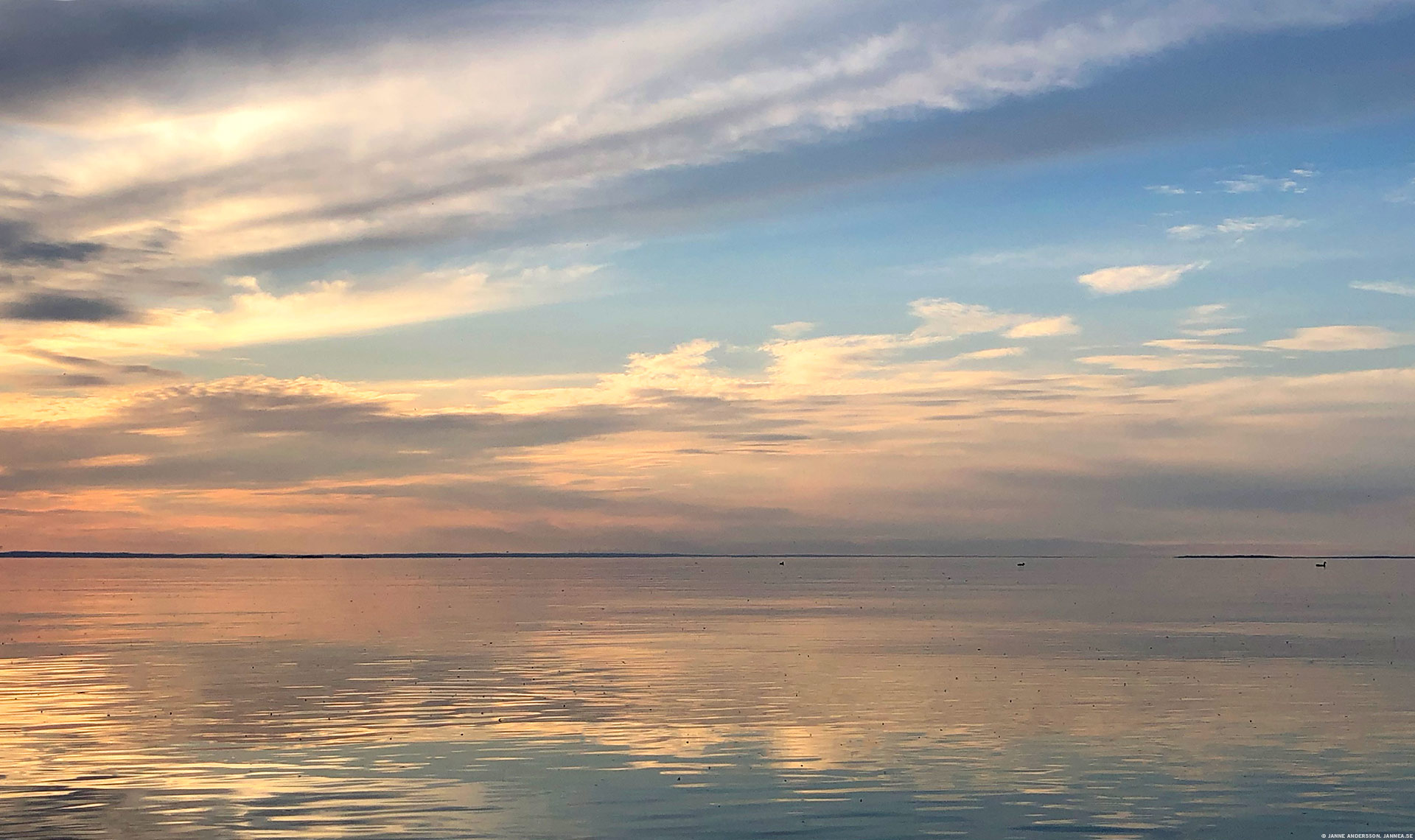 Kväll med solnedgång och moln över Vättern | © Janne A