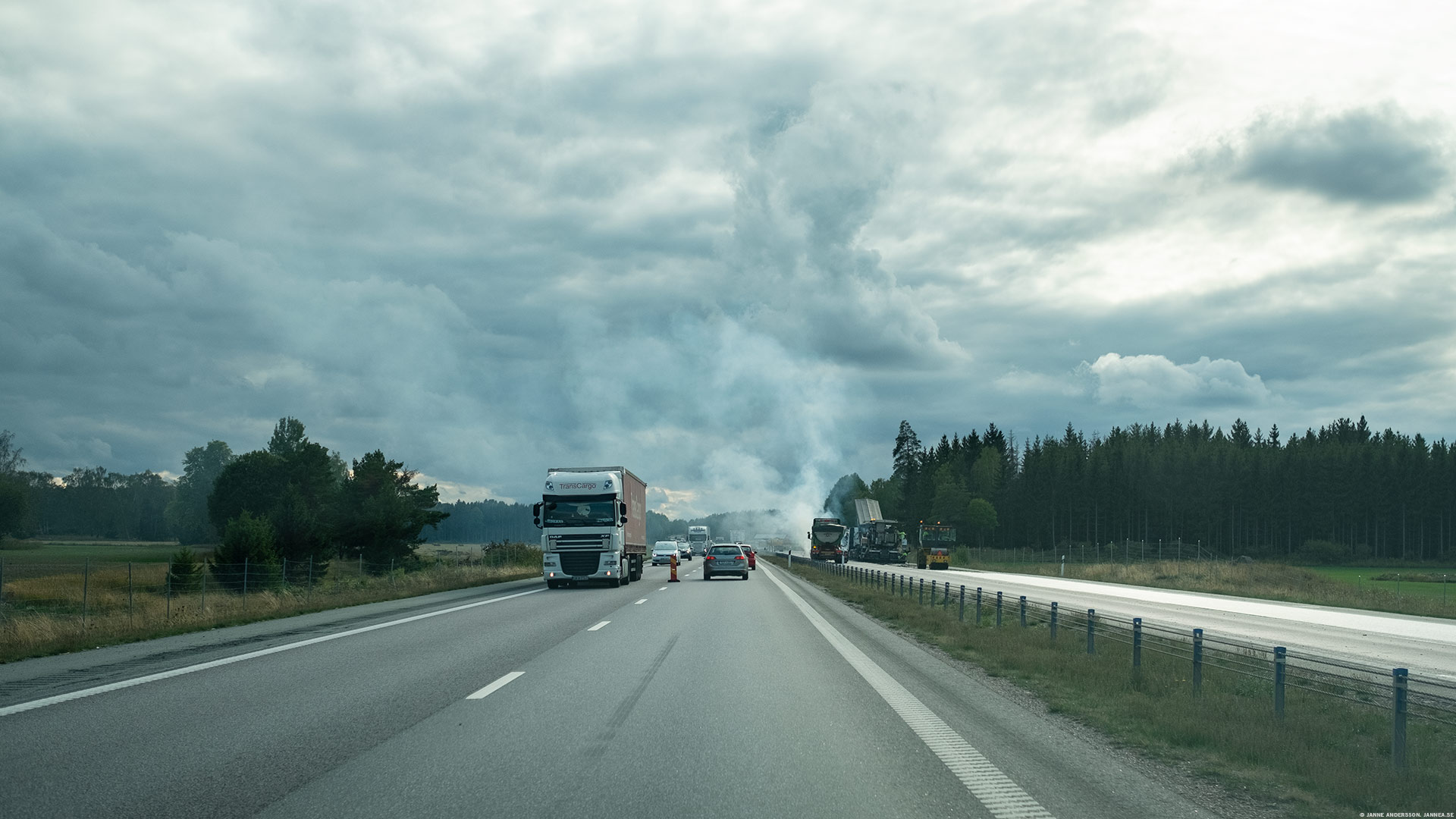 På väg hem från jobbet luktar det asfalt | © Janne A