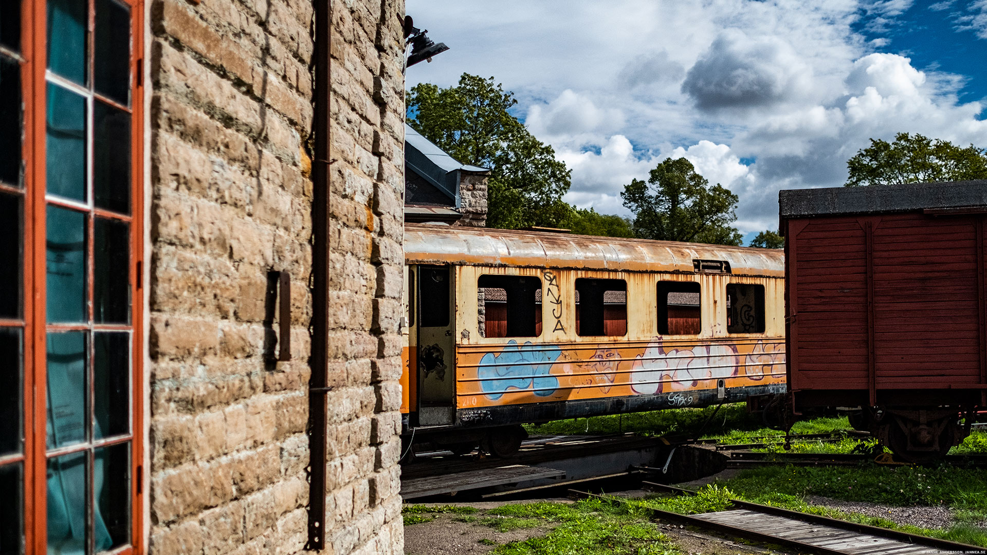 En gammal vagn nere på järnvägsområdet | © Janne A