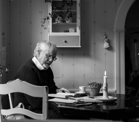 Farbror läser bok på GK | © Janne A