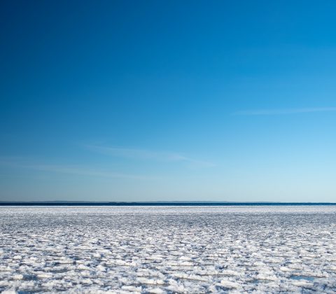 En isig sjö och en blå himmel | © Jan Andersson