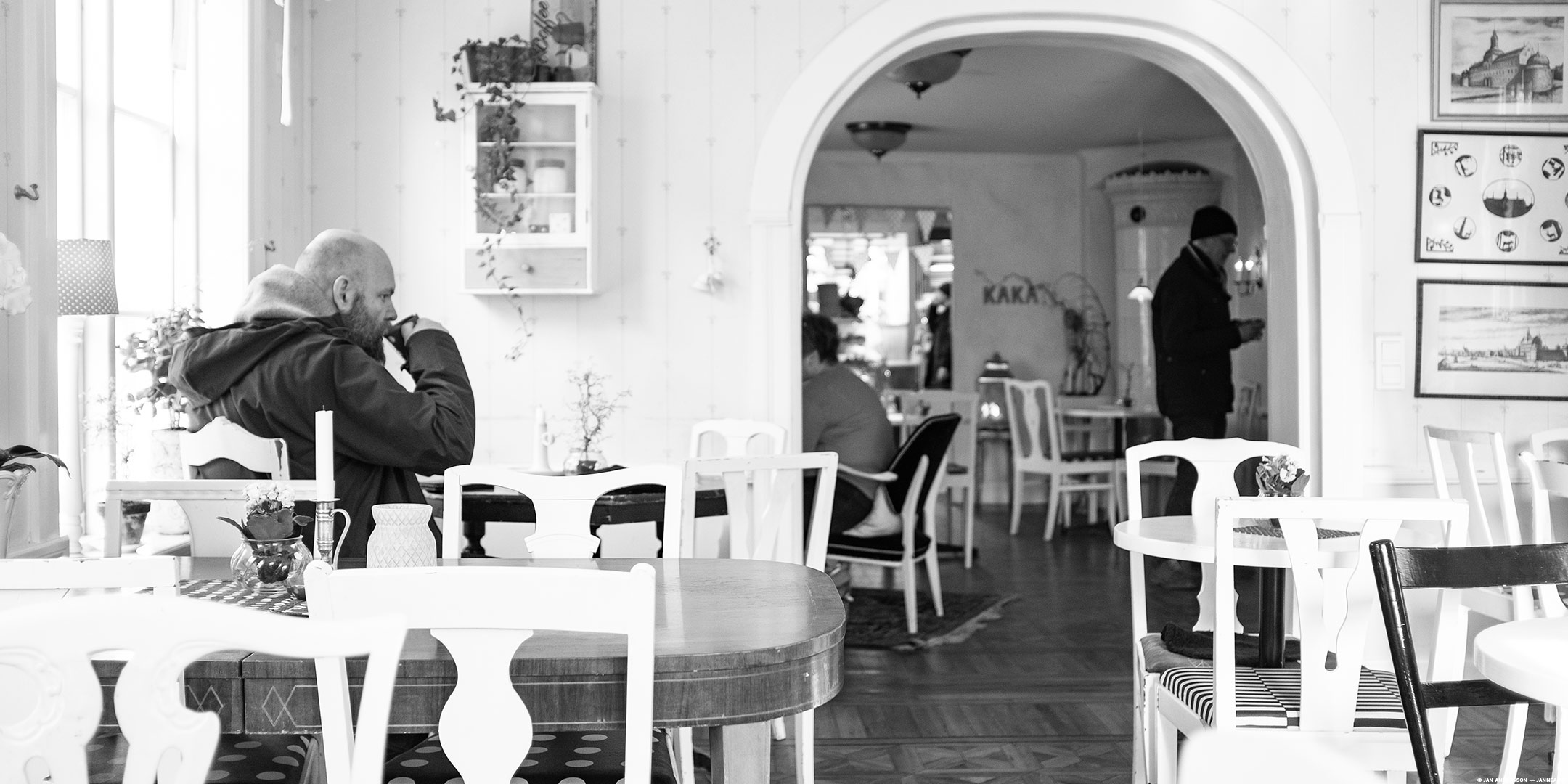 En man som tar sig en fika på GK | © Jan Andersson