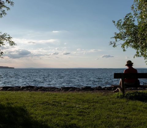 En tant på en bänk framför en sjö | © Jan Andersson