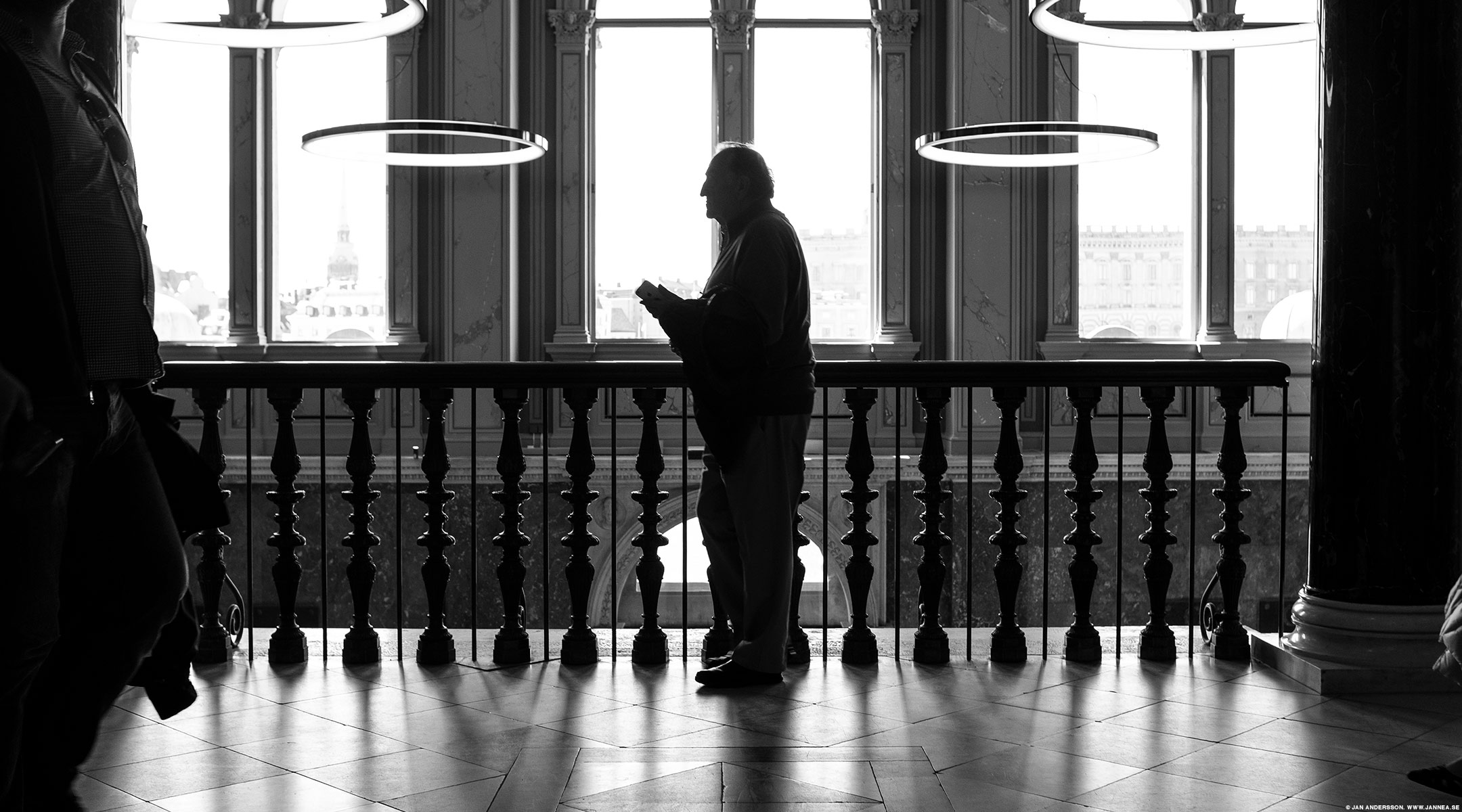 Gammal man med telefon på Nationalmuseum | © Jan Andersson