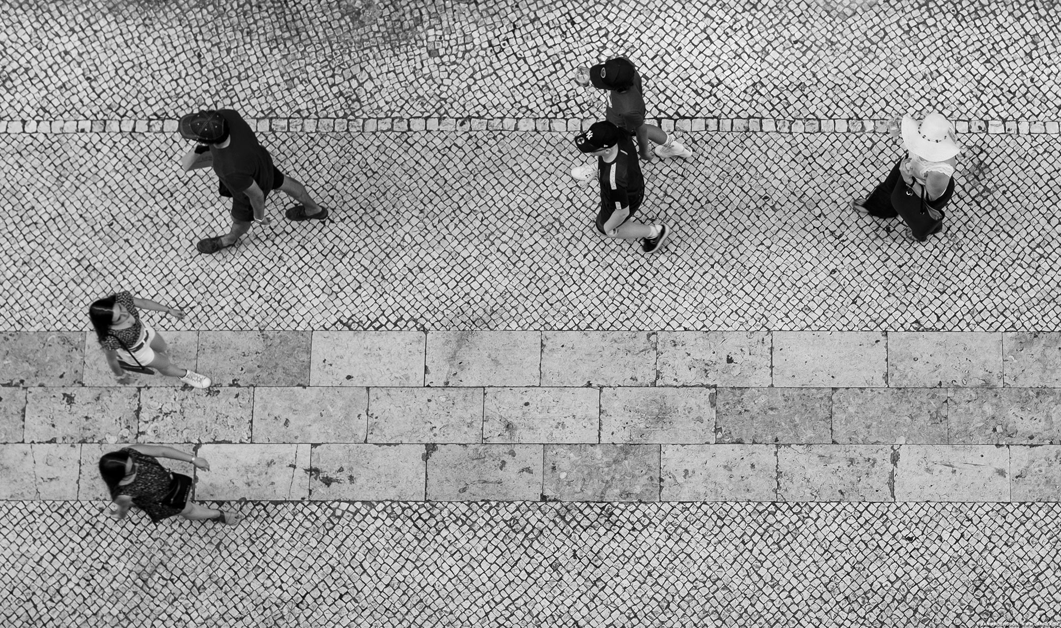 Människor på gata i Lissabon, från hotellfönstret | © Jan Andersson