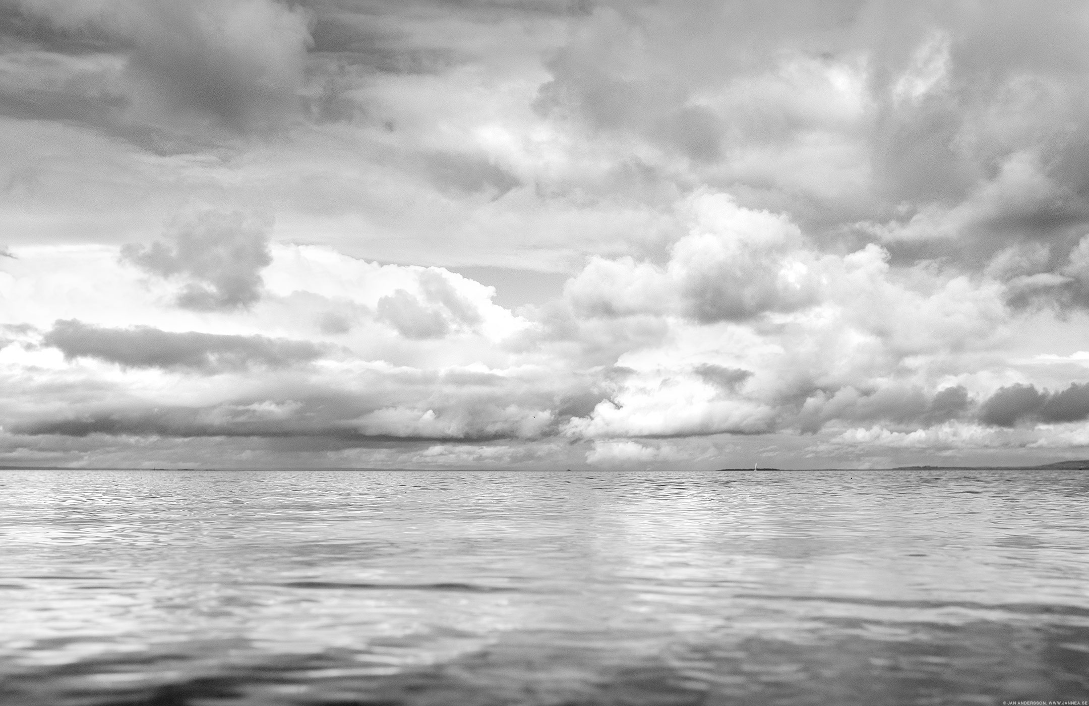 Dagens sjö ligger där den ligger och molnen hänger ovanför | © Jan Andersson