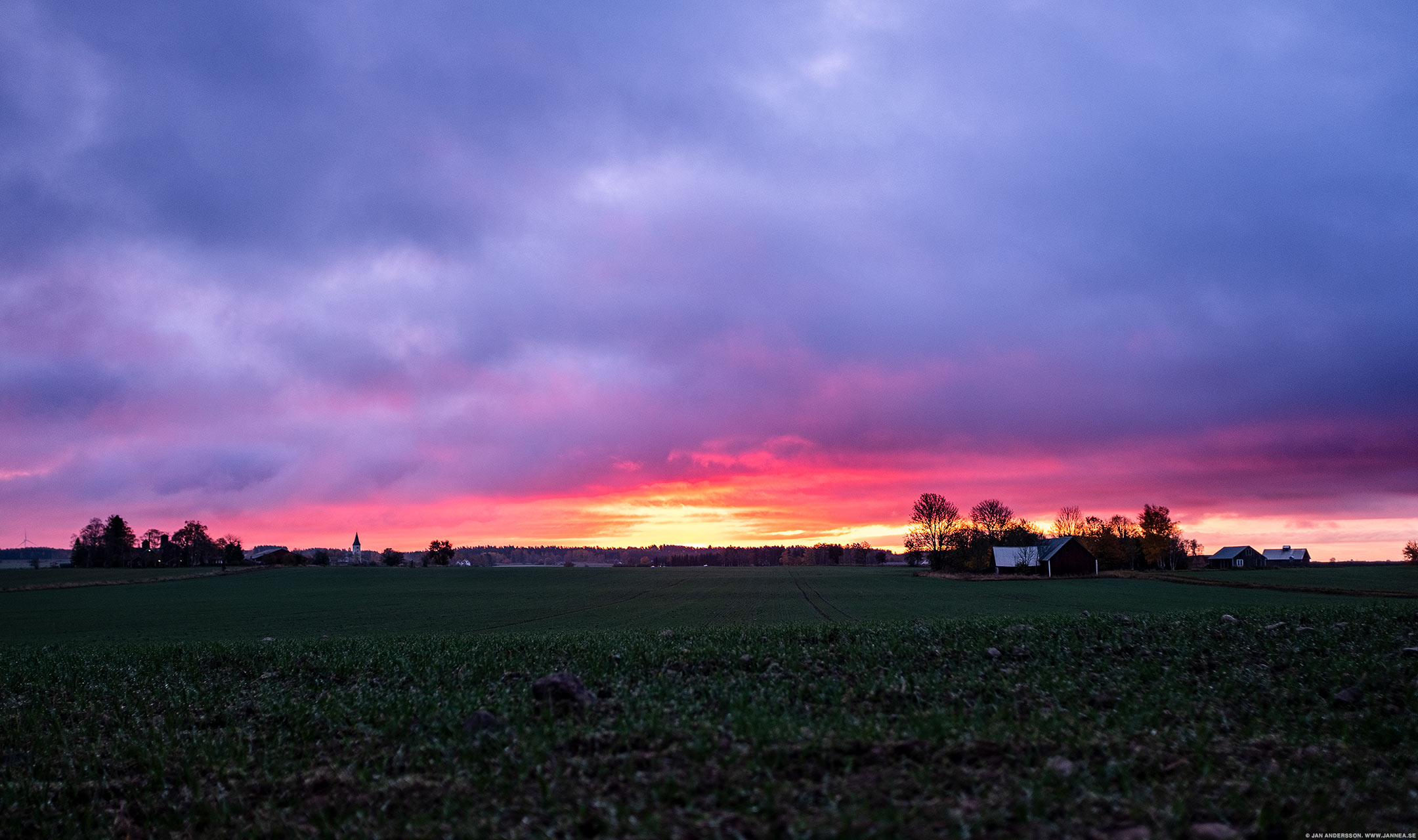 Fredagsfärgglad himmel och avslappnat kontor | © Jan Andersson