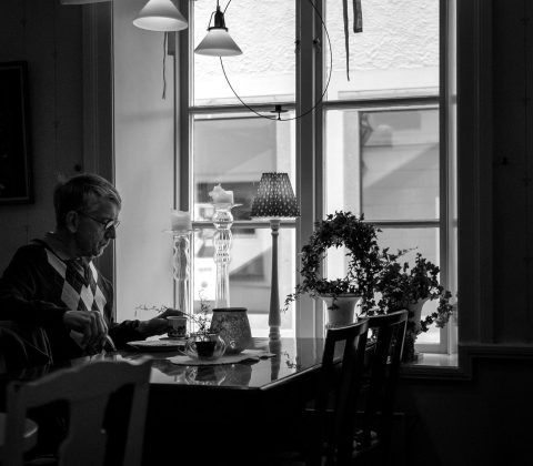 Och vid bordet bredvid sitter en man och dricker kaffe | © Jan Andersson