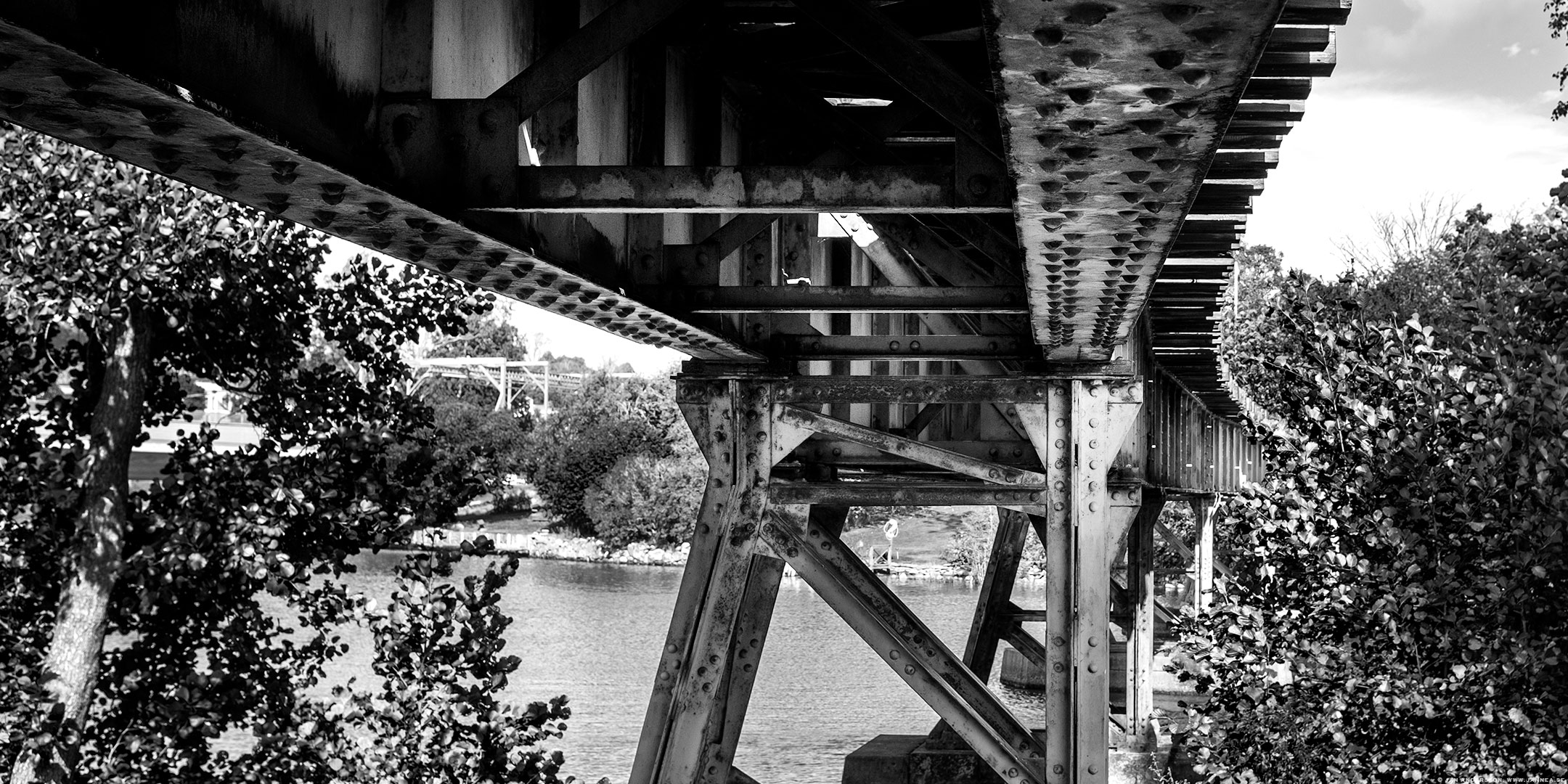 Under en bro i grannstaden