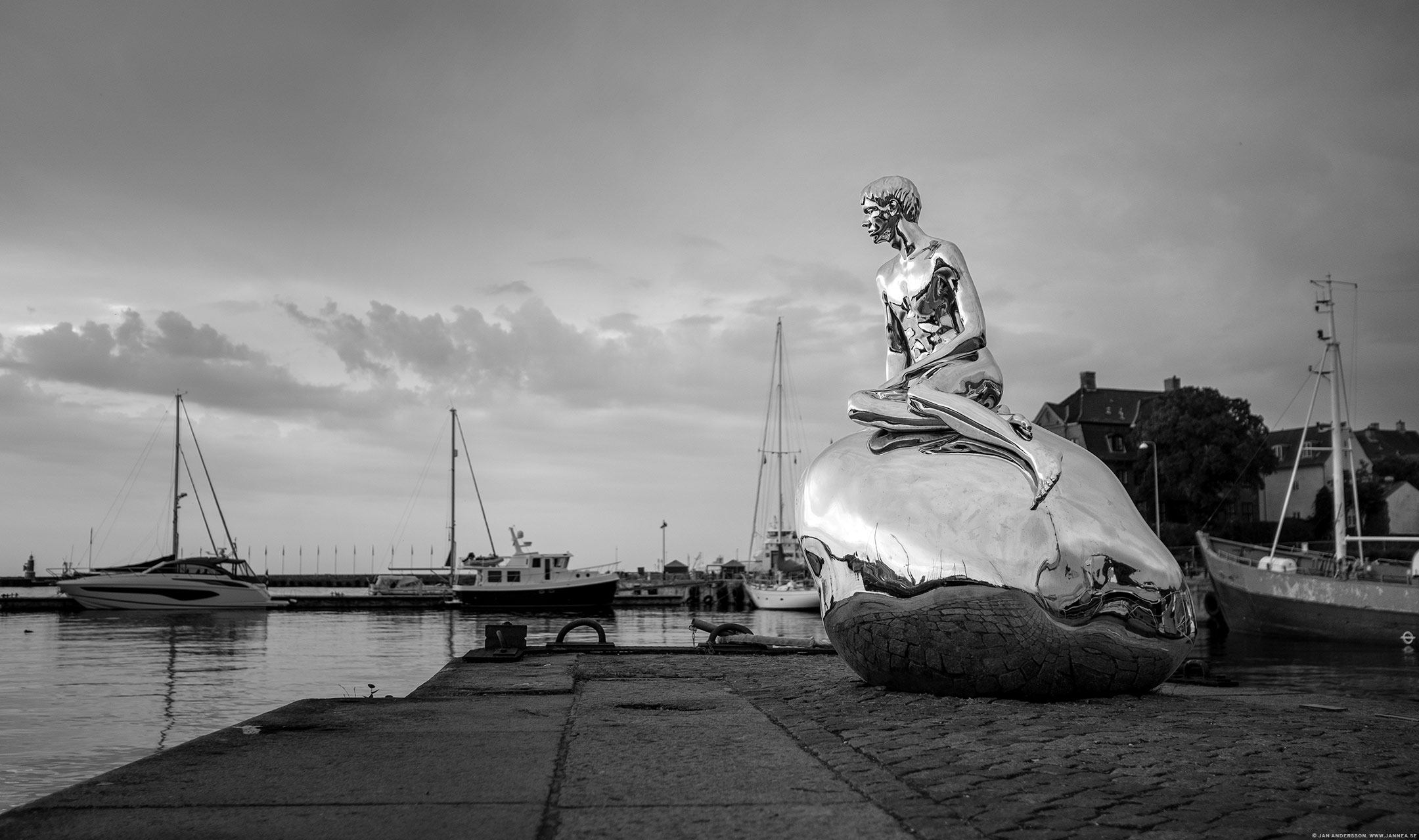 ”Han” i Helsingørs hamn av konstnärsduon Elmgreen & Dragset