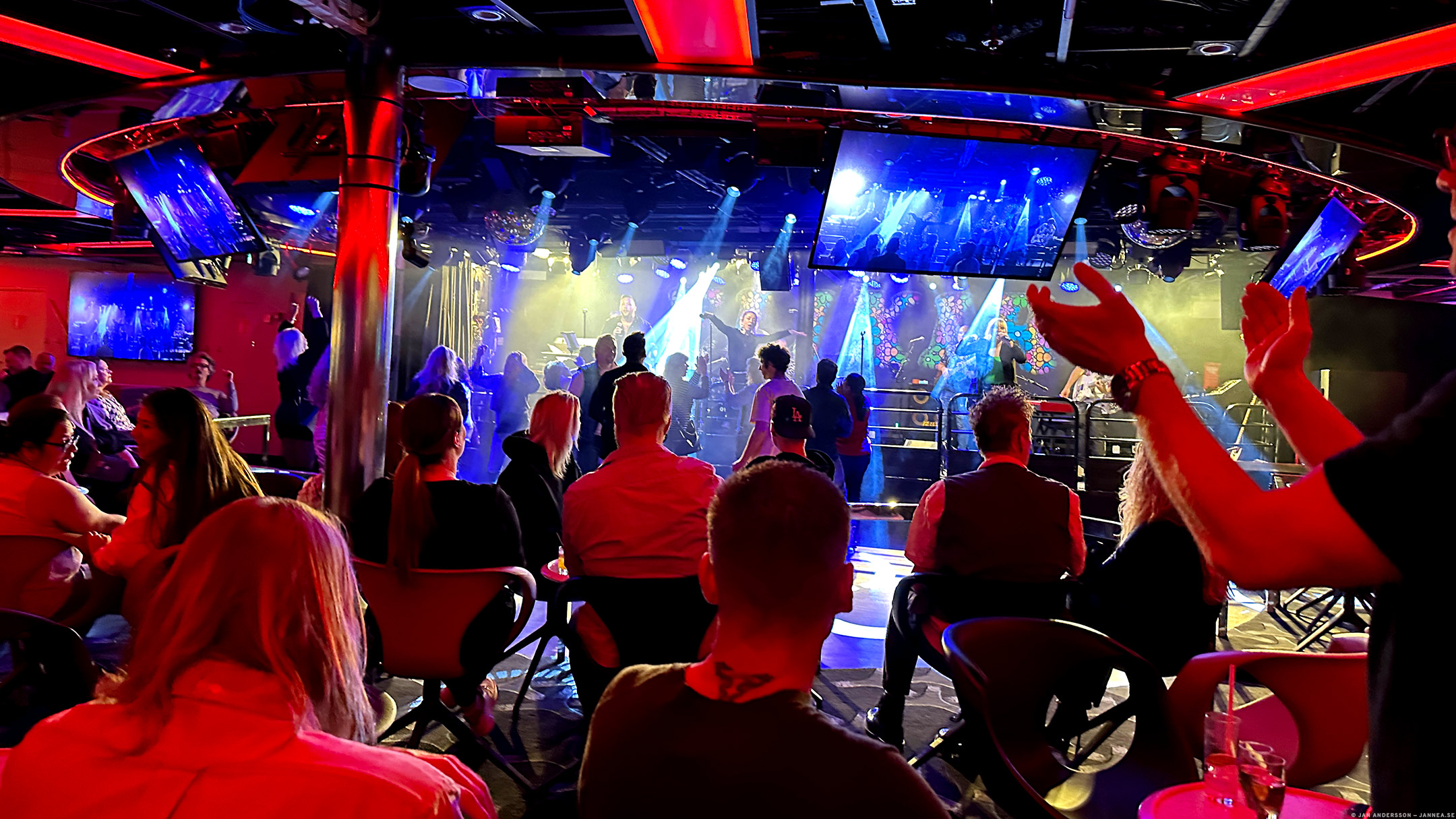 90-luku kutsui pölyisellä show’lla