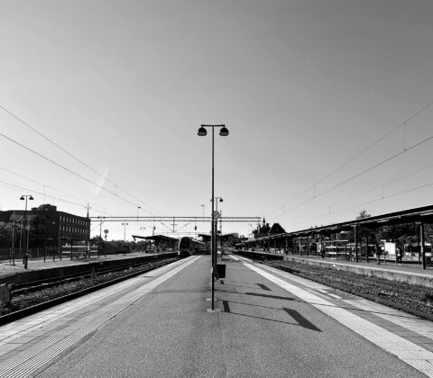 Man åker till Stockholm och gör saker i ett rum